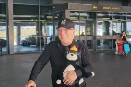 (VIDEO) KAO SAV NORMALAN SVIJET Željko Samardžić sa plišanom igračkom na aerodromu, sam vuče kofer i vozi se JAVNIM PREVOZOM