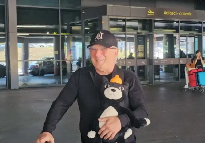 (VIDEO) KAO SAV NORMALAN SVIJET Željko Samardžić sa plišanom igračkom na aerodromu, sam vuče kofer i vozi se JAVNIM PREVOZOM