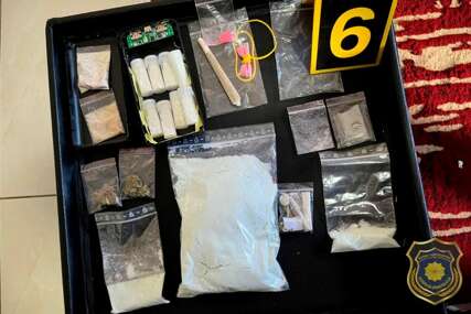 (FOTO) Velika policijska akcija u BiH: Uhapšene 2 osobe, pronađeni spid, kokain, heroin, ali i rijetko dostupna DROGA