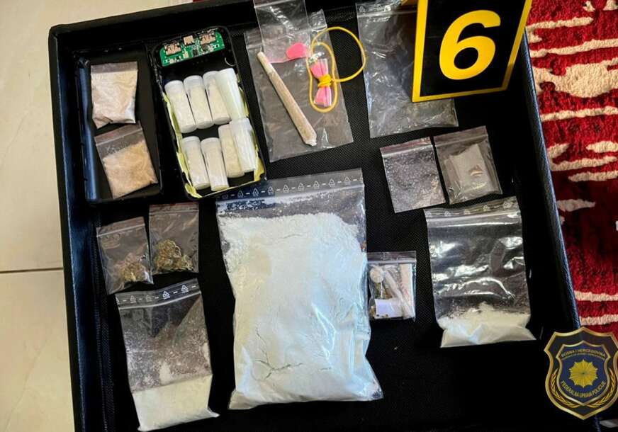 (FOTO) Velika policijska akcija u BiH: Uhapšene 2 osobe, pronađeni spid, kokain, heroin, ali i rijetko dostupna DROGA