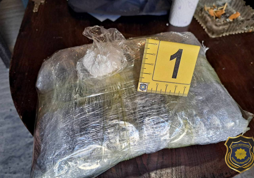 (FOTO) Velika akcija FUP u Sarajevu: Uhapšene 2 osobe, zaplijenjeno više od KILOGRAM DROGE
