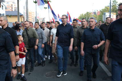"Da se pomirimo sa našim sestrama i braćom" Vučić se pridružio šetnji građana na Banjici