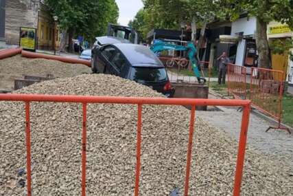 (FOTO) Djevojka mrtva pijana sletjela sa puta: Automobilom se zakucala u mašine koje su obavljale radove
