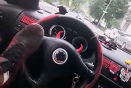 (VIDEO) Ludilo za volanom snimljeno kamerom: Muškarac koji je VOZIO AUTO NOGOM završio iza rešetaka, ovaj potez je sve OSTAVIO U ŠOKU