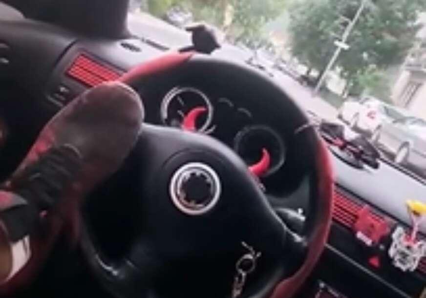 (VIDEO) Ludilo za volanom snimljeno kamerom: Muškarac koji je VOZIO AUTO NOGOM završio iza rešetaka, ovaj potez je sve OSTAVIO U ŠOKU