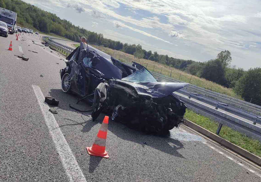 Teška nesreća na auto-putu 9. januar: Automobil u potpunosti smrskan