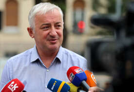 (FOTO) "Dragocjeno svjedočanstvo" Borenović dobio VRIJEDAN POKLON od Boračke organizacije Oštra Luka