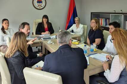 (FOTO) Glas žena – snaga demokratije: Maja Vekić  sa predstavnicima OEBS-a o suzbijanju nasilja u porodici