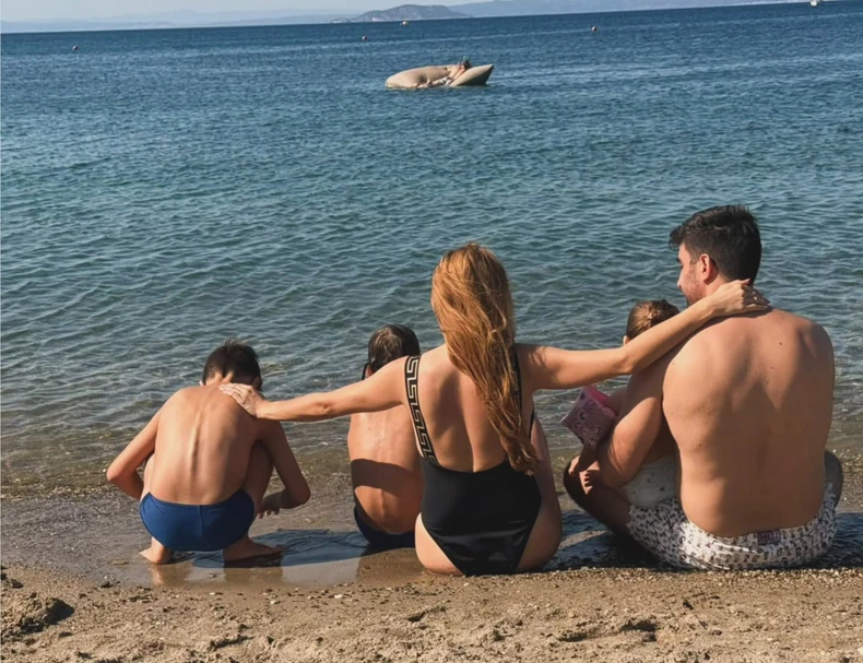 Objavila porodičnu sliku sa mora: Pjevačica ostavila bivšeg vjerenika pa se povukla iz javnosti, evo čime se sada bavi