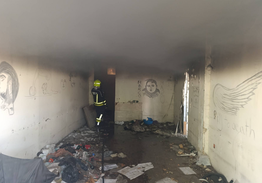 (FOTO) Intervenisali vatrogasci: Gorjela napuštena zgrada Građevinske škole u Banjaluci