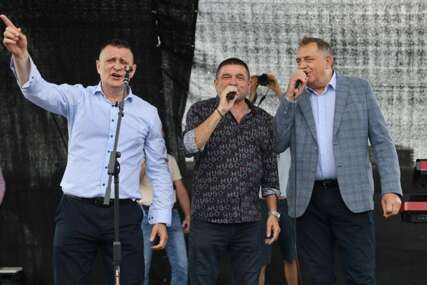 (VIDEO, FOTO) Orila se pjesma “Oras”: Dodik, Baja i Đajić zasjenili Radu Manojlović na kotlićijadi u Banjaluci
