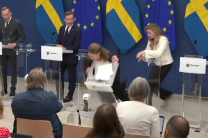 (VIDEO) DRAMA Švedska ministarka zdravlja pala kao "pokošena" na bini tokom konferencije za medije