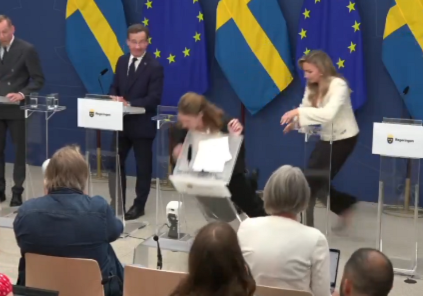 (VIDEO) DRAMA Švedska ministarka zdravlja pala kao "pokošena" na bini tokom konferencije za medije