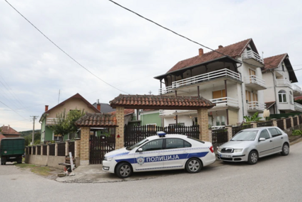 (FOTO) PRVE FOTOGRAFIJE SA MJESTA UBISTVA Unuk glavni osumnjičeni, baka i djed pronađeni u lokvi krvi