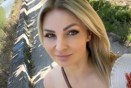 (FOTO) Pjevačica je od nje naslijedila ljepotu i eleganciju: Majka Džejle Ramović OSTAVILA SVE BEZ DAHA, niko ne vjeruje da ima tri odrasle kćerke