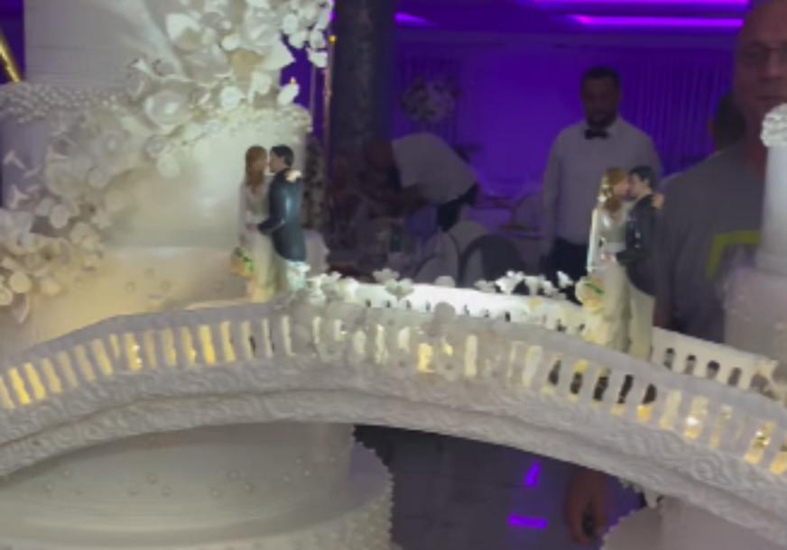 (VIDEO) Nosi jaku simboliku: Ovo je svadbena torta koja je oduševila javnost, iza sebe nosi priču koja će vas ganuti