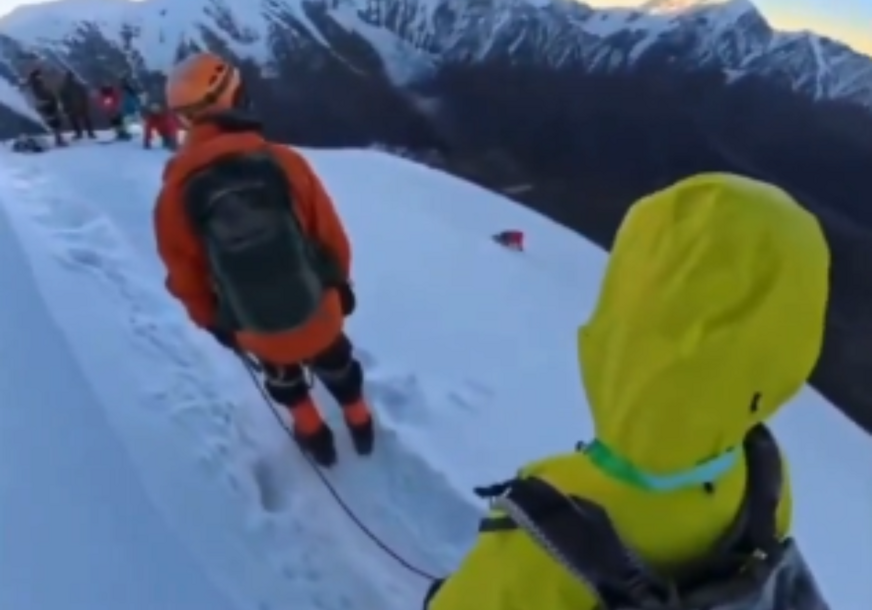 (VIDEO) TRAGEDIJA Planinar htio da se uslika, pa se survao niz 200 metara visoku padinu, koban pad ZABILJEŽILE KAMERE