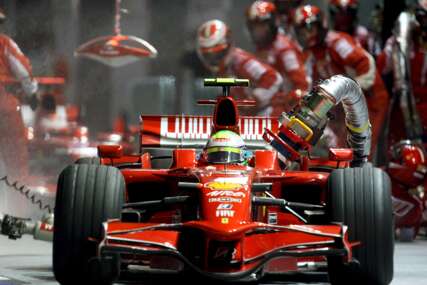 sipanje goriva u bolid formule 1