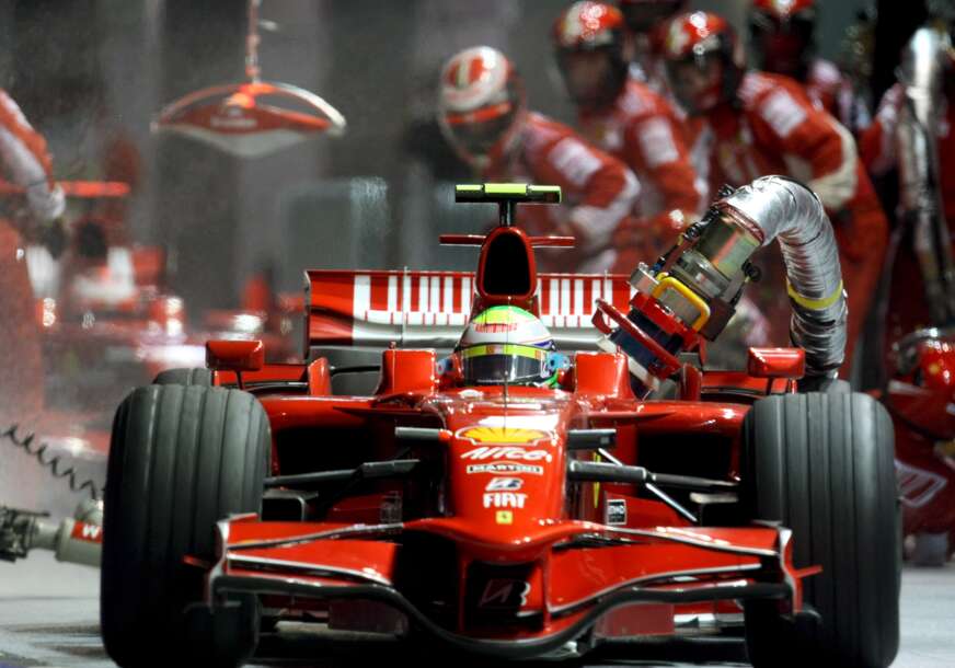 sipanje goriva u bolid formule 1