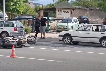 (VIDEO) Povrijeđene 2 osobe: Saobraćajka u Tuzli, sudarili se automobil i motocikl