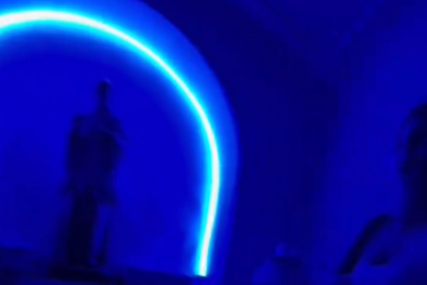 (VIDEO) SNIMAK POSTAO VIRALAN Djevojke umjesto apartmana slučajno rezervisale smještaj u manastiru, a pravi ŠOK ih je zatekao kada su ušle u sobu