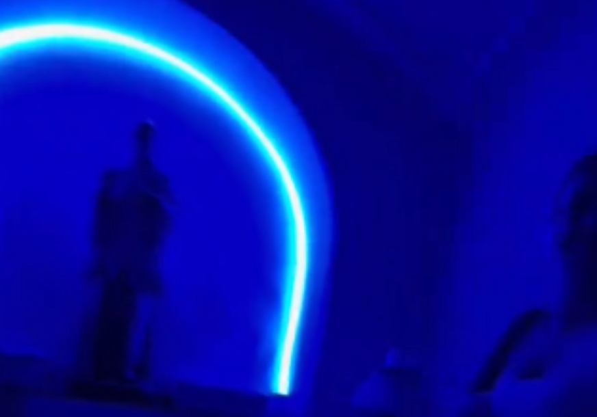 (VIDEO) SNIMAK POSTAO VIRALAN Djevojke umjesto apartmana slučajno rezervisale smještaj u manastiru, a pravi ŠOK ih je zatekao kada su ušle u sobu