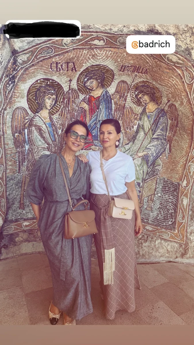 Nataša Ninković i Nina Bardić u manastiru Ostrog