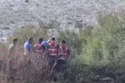 (VIDEO) HOROR U SKADRU U pucnjavi u baru ubijene 2 osobe, napadač u ronilačkom odijelu uhapšen nakon udesa