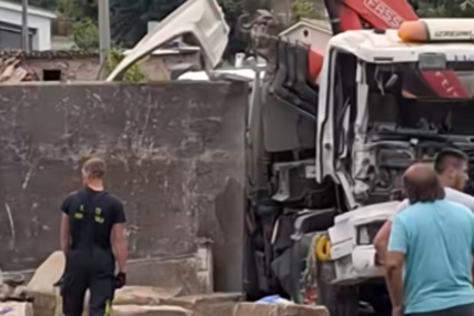 (VIDEO,FOTO) POVRIJEĐEN DRŽAVLJANIN BiH (44) Stravična saobraćajka kod Kopra, sudarila se 2 kamiona, jedan se zakucao u kuću, pa je SRUŠIO