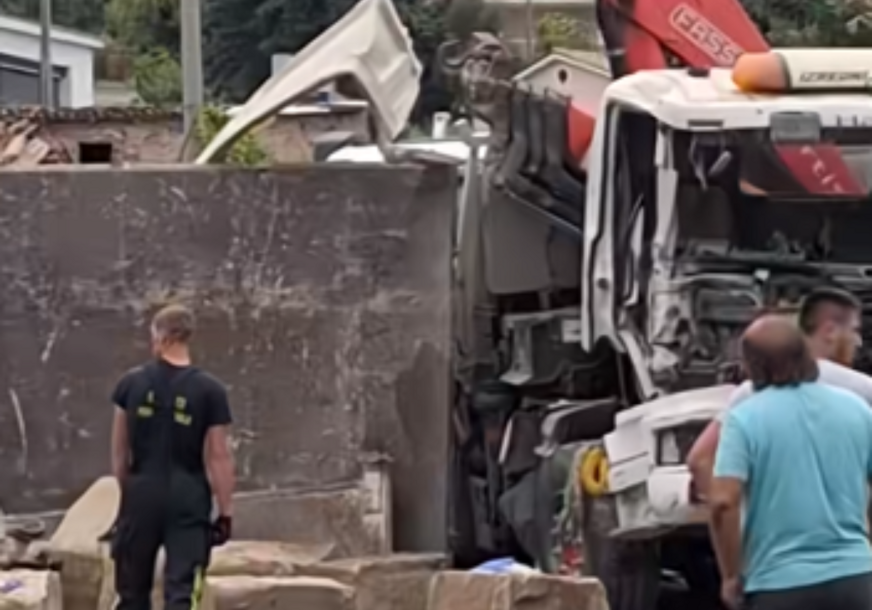 (VIDEO,FOTO) POVRIJEĐEN DRŽAVLJANIN BiH (44) Stravična saobraćajka kod Kopra, sudarila se 2 kamiona, jedan se zakucao u kuću, pa je SRUŠIO