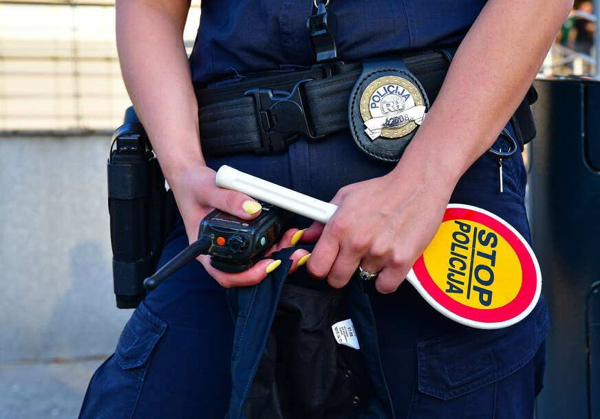 Vozaču zbog ovog prijeti zatvor: Hrvatska policija u automobilu pronašla 40 litara domaće rakije