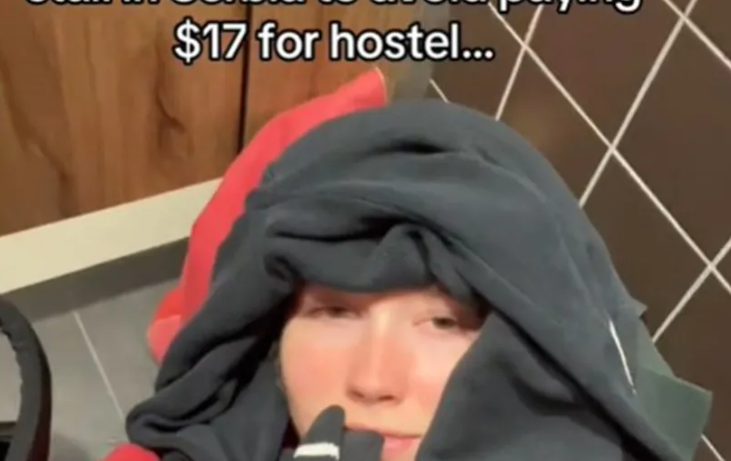 (VIDEO) Influenserka praspavala u toaletu: Nije htjela plaćati hostel, pa dobila prenoćište za 7 dolara