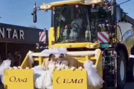 (VIDEO) Ljubav na točkovima: Svadbena kolona kakva se rijetko viđa, mladenci izabrali kombajn i traktore umjesto limuzine