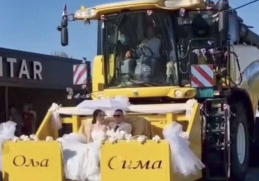 (VIDEO) Ljubav na točkovima: Svadbena kolona kakva se rijetko viđa, mladenci izabrali kombajn i traktore umjesto limuzine