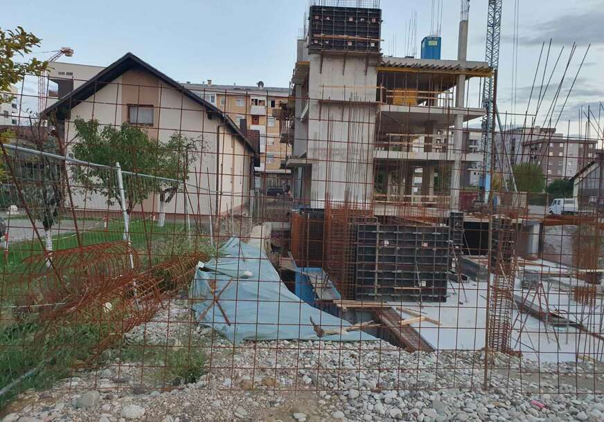 (VIDEO, FOTO) Zidovi pucaju, institucije ćute: Porodica Knežević, čija kuća je oštećena zbog susjednog gradilišta više od godinu dana čeka zaštitu imovine