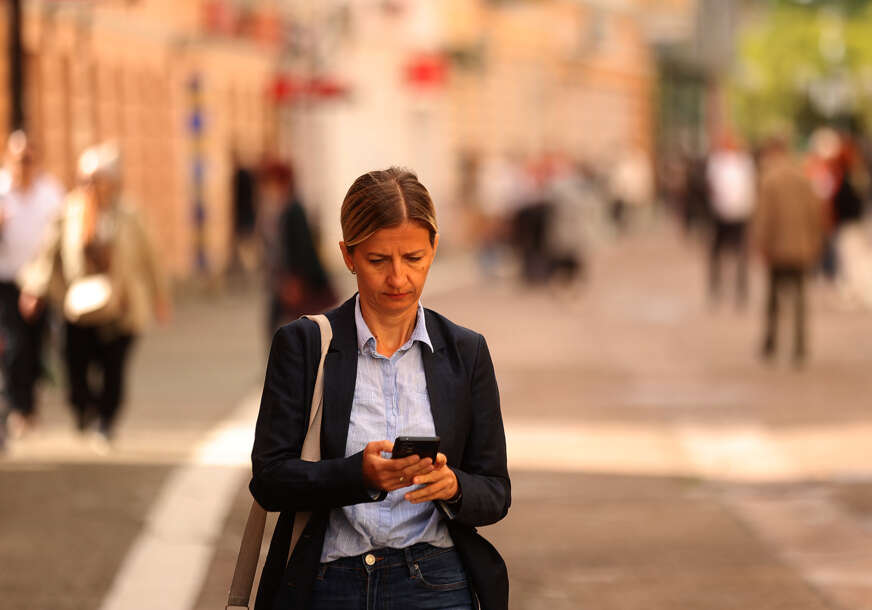 GOSPODJA SA MOBILNIM TELEFONOM 