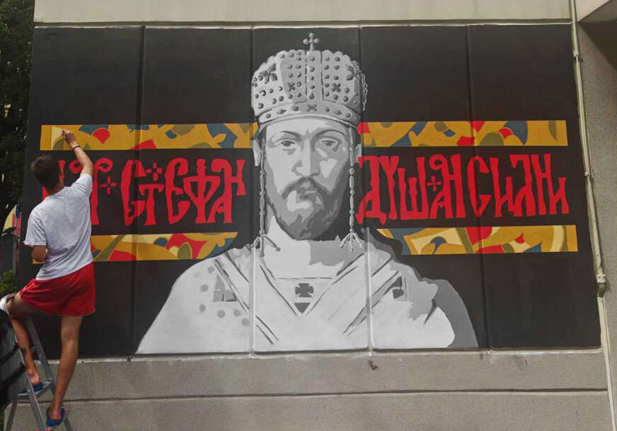 (FOTO) Mural koji svi gledaju: Mladi umjetnik OŽIVIO Dušana Silnog u srcu Banjaluke