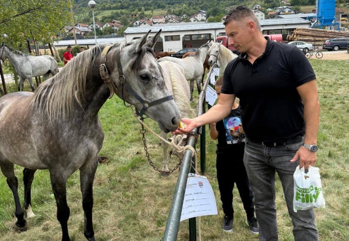 (FOTO) Podržao konjičke trke: Nenad Nešić prisustvovao poljoprivrednoj izložbi i sajmu u Rogatici