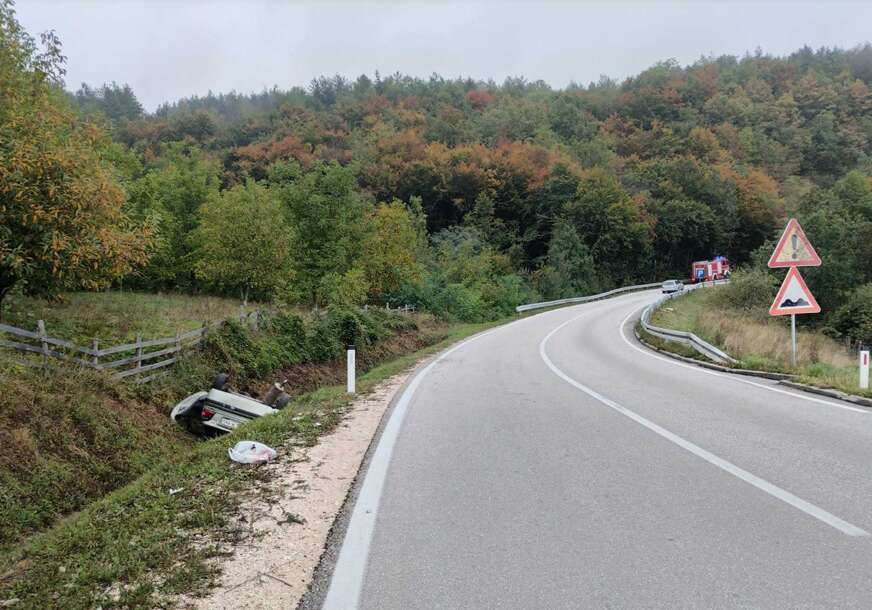 (FOTO) PREBAČENI NA LIJEČENJE Dvije osobe iz Tuzle povrijeđene u saobraćajnoj nesreći