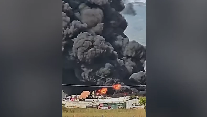 (VIDEO, FOTO) Gori FABRIKA PLASTIKE u Skoplju: Gust crni oblak dima vidi se iz svih dijelova prestonice