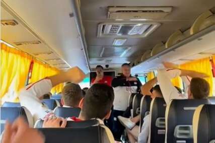 (VIDEO) „Ne žuri nam se kući“ Odbojkaši slavili pobjedu protiv Brazila, orili se srpski hitovi u Manili