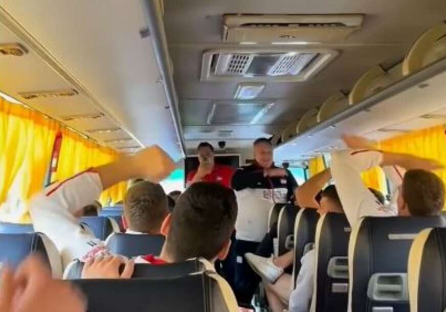 (VIDEO) „Ne žuri nam se kući“ Odbojkaši slavili pobjedu protiv Brazila, orili se srpski hitovi u Manili
