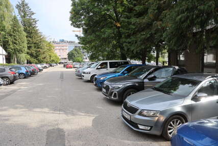 (FOTO) Nema više besplatnog parkiranja u Banjaluci: Evo kolike su cijene i šta čeka vozače koji bježe na "divlje" parkinge