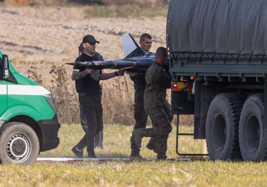 Vojnici utovaraju dron u kamion