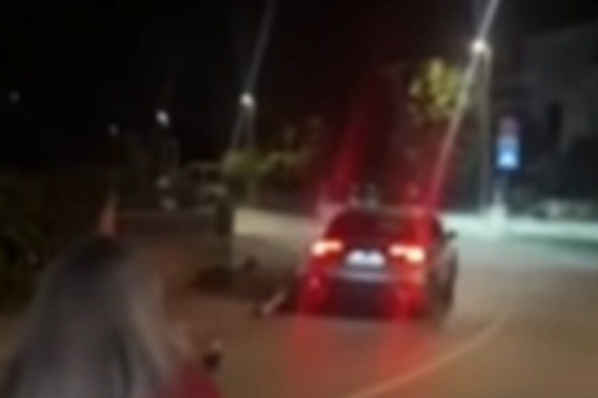 (UZNEMIRUJUĆI SNIMAK) Policija hitno reagovala: Puškom zaustavljao vozače u Poreču, JEDAN GA PREGAZIO