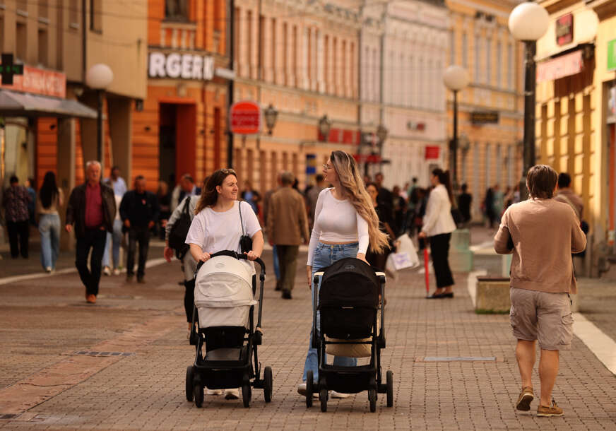 mlade majke šetaju sa kolicima u gospodskoj ulici 