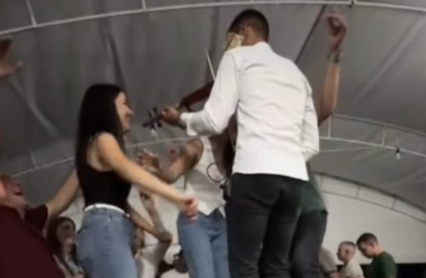 (VIDEO) "Nema slavlja dok Srbin ne napravi" Snimak PROSLAVE ROĐENJA DJETETA osvojio internet, drvene klupe, pečenje, violina na uvce, gosti na stolu