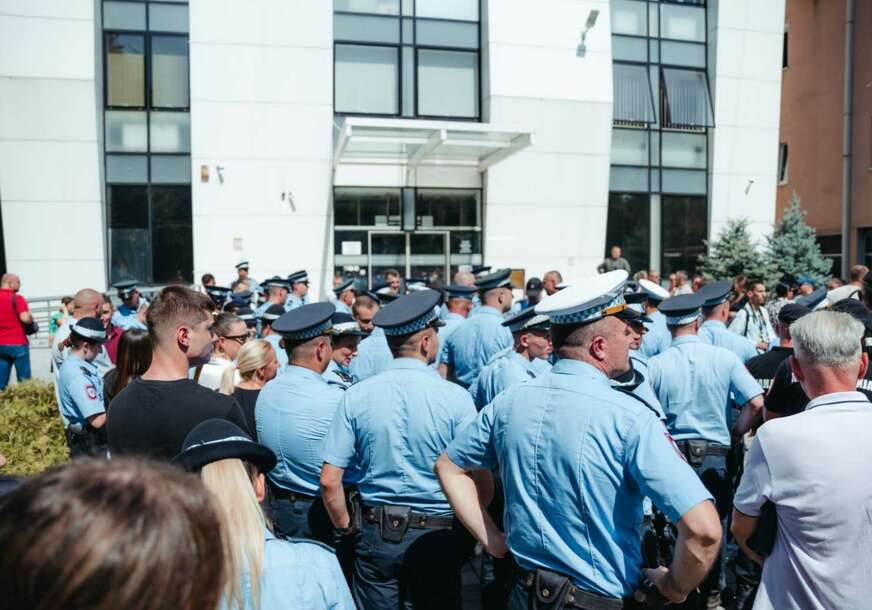 (FOTO) Napad u Banjaluci: Osumnjičeni Jović se branio da nije znao da je tukao inspektora, protest policijskih službenika pred sudom