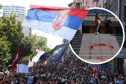 (VIDEO, FOTO) Protest "Indeks je jači od pendreka": Studenti izašli na ulice, bačena farba ispred Palate pravde