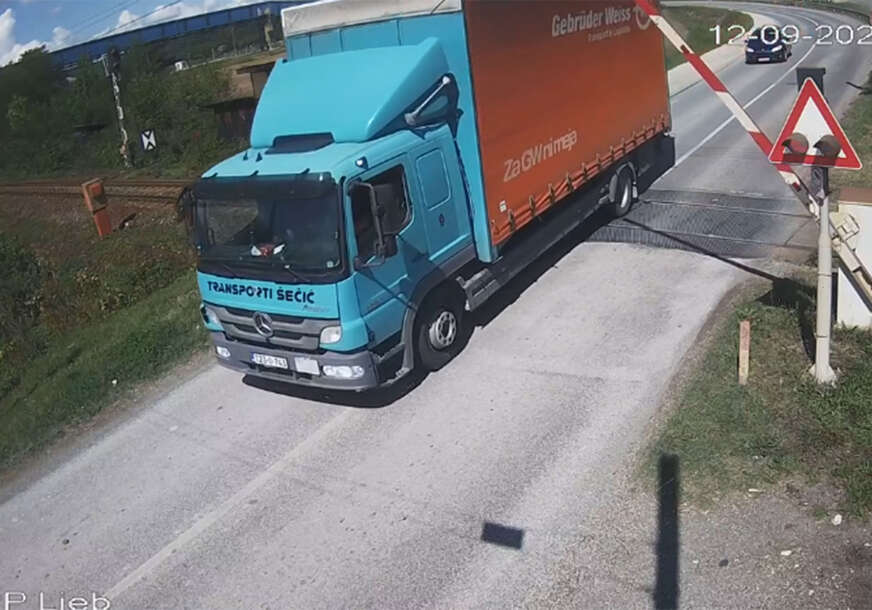kamion lomi polubranike na pružnom prelazu ljeb 